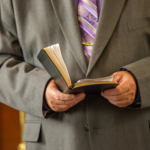 Pe. Dr. Jose Eduardo de Oliveira e Silva ensina a importância do silêncio para fortalecer a vida espiritual.