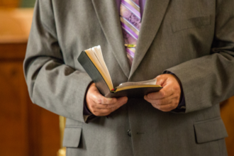 Pe. Dr. Jose Eduardo de Oliveira e Silva ensina a importância do silêncio para fortalecer a vida espiritual.