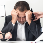 Entenda por que a multitarefa pode prejudicar sua produtividade e saúde mental, segundo a análise de Alexandre Costa Pedrosa.