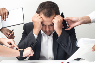 Entenda por que a multitarefa pode prejudicar sua produtividade e saúde mental, segundo a análise de Alexandre Costa Pedrosa.