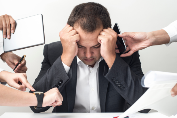 Entenda por que a multitarefa pode prejudicar sua produtividade e saúde mental, segundo a análise de Alexandre Costa Pedrosa.