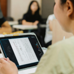 A educação tecnológica integrada à sustentabilidade inteligente conecta robótica, IA e climatech nas escolas. Gustavo Adolfo Morceli Rodrigues ressalta o impacto dessa transformação pedagógica.