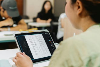 A educação tecnológica integrada à sustentabilidade inteligente conecta robótica, IA e climatech nas escolas. Gustavo Adolfo Morceli Rodrigues ressalta o impacto dessa transformação pedagógica.