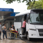 Ônibus adaptado para transporte de pacientes estacionado em unidade de saúde de Macapá