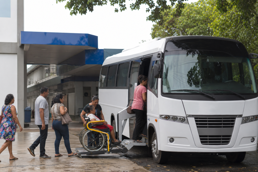 Ônibus adaptado para transporte de pacientes estacionado em unidade de saúde de Macapá