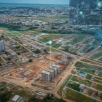 Vista aérea de área urbana com elementos visuais associados ao monitoramento territorial e à fiscalização de obras por tecnologia
