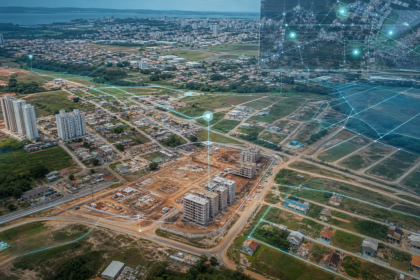 Vista aérea de área urbana com elementos visuais associados ao monitoramento territorial e à fiscalização de obras por tecnologia