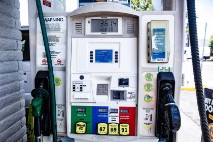 Detalhe de uma bomba de combustível com opções de gasolina e óleo diesel em um posto.