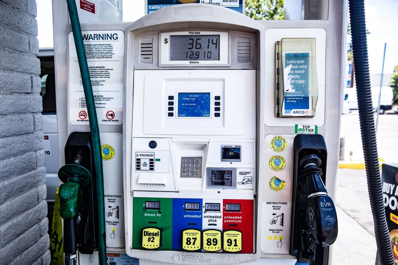 Detalhe de uma bomba de combustível com opções de gasolina e óleo diesel em um posto.