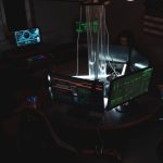 Equipe de profissionais acompanha dados e sistemas em computadores de uma sala de operações de cibersegurança.