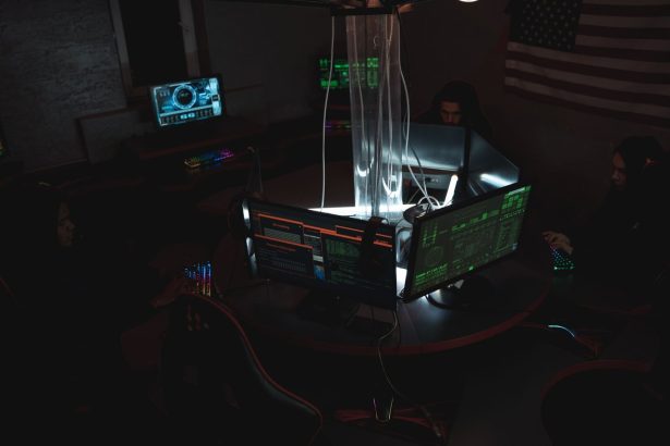Equipe de profissionais acompanha dados e sistemas em computadores de uma sala de operações de cibersegurança.