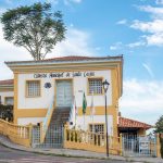 Edifício histórico de uma Câmara Municipal, com arquitetura colonial sob céu azul.