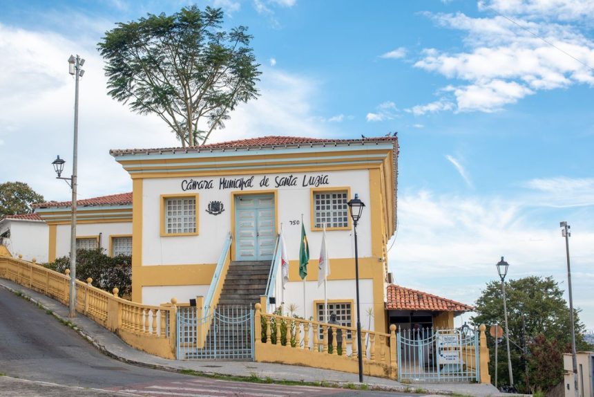 Edifício histórico de uma Câmara Municipal, com arquitetura colonial sob céu azul.